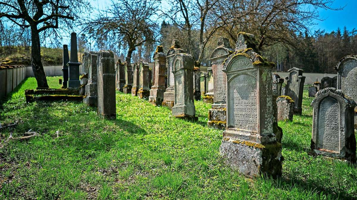 Der jüdische Friedhof in Aufseß wurde zu Beginn des 18. Jahrhunderts oberhalb von Außseß eingerichtet. Auch Juden aus Bayreuth wurden dort bestattet, bis in Bayreuth der jüdische Friedhof in der heutigen Nürnberger Straße angelegt wurde.