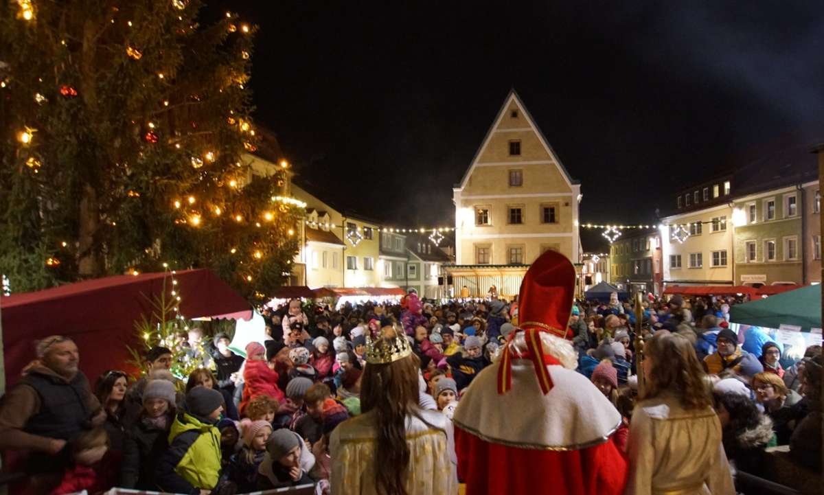 Groß war der Andrang auf dem Marktplatz, als der Nikolaus (Anton Lord) zusammen mit Christkind (Lisa Deinzer) und Engel (Marina Brütting) die Kinder mit einem Weihnachtspäckchen beschenkte.