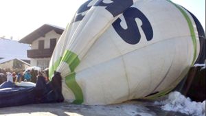 Heißluftballon landet zwischen Häusern