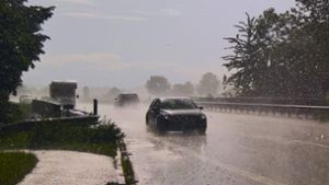 Bayern: Wasser reißt in Oberpfalz Autos mit sich - Menschen eingeschlossen