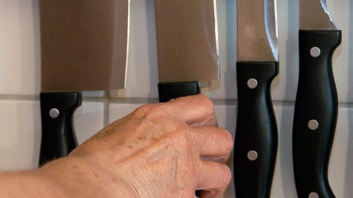 Mann bedroht Mitbewohner mit Küchenmesser