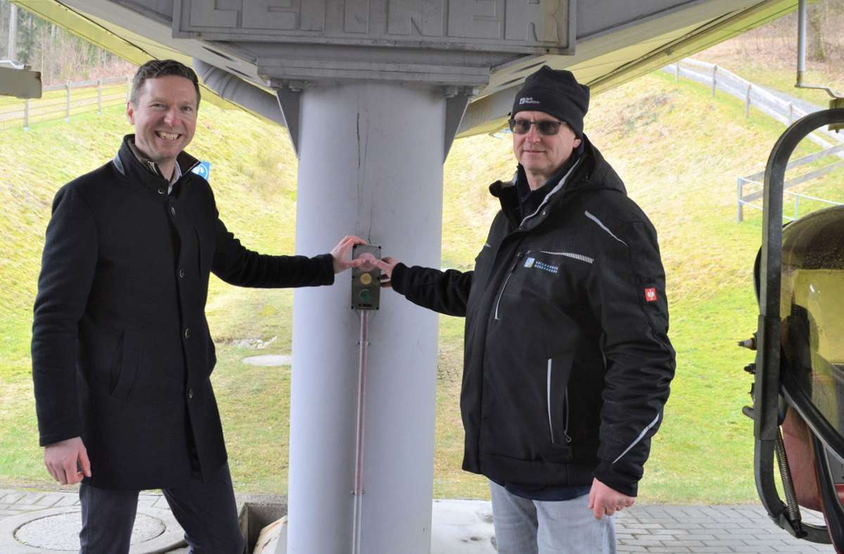 Landrat Florian Wiedemann (links) und Betriebsleiter Andreas Schreyer drückten mittags schon mal symbolisch auf den Aus-Knopf.