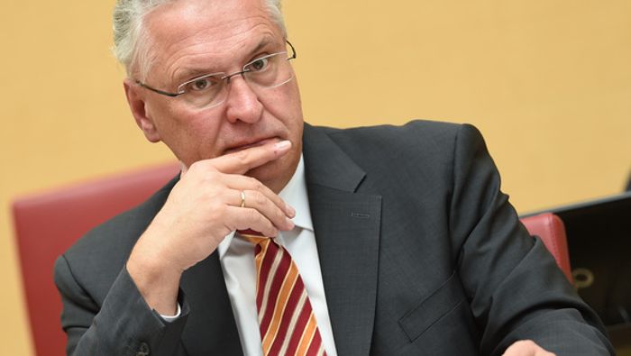 Bayerns Innenminister droht Österreich