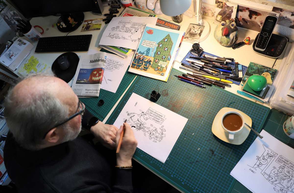 Karikaturist Ralf Böhme an seinem Schreibtisch in Bad Liebenstein.