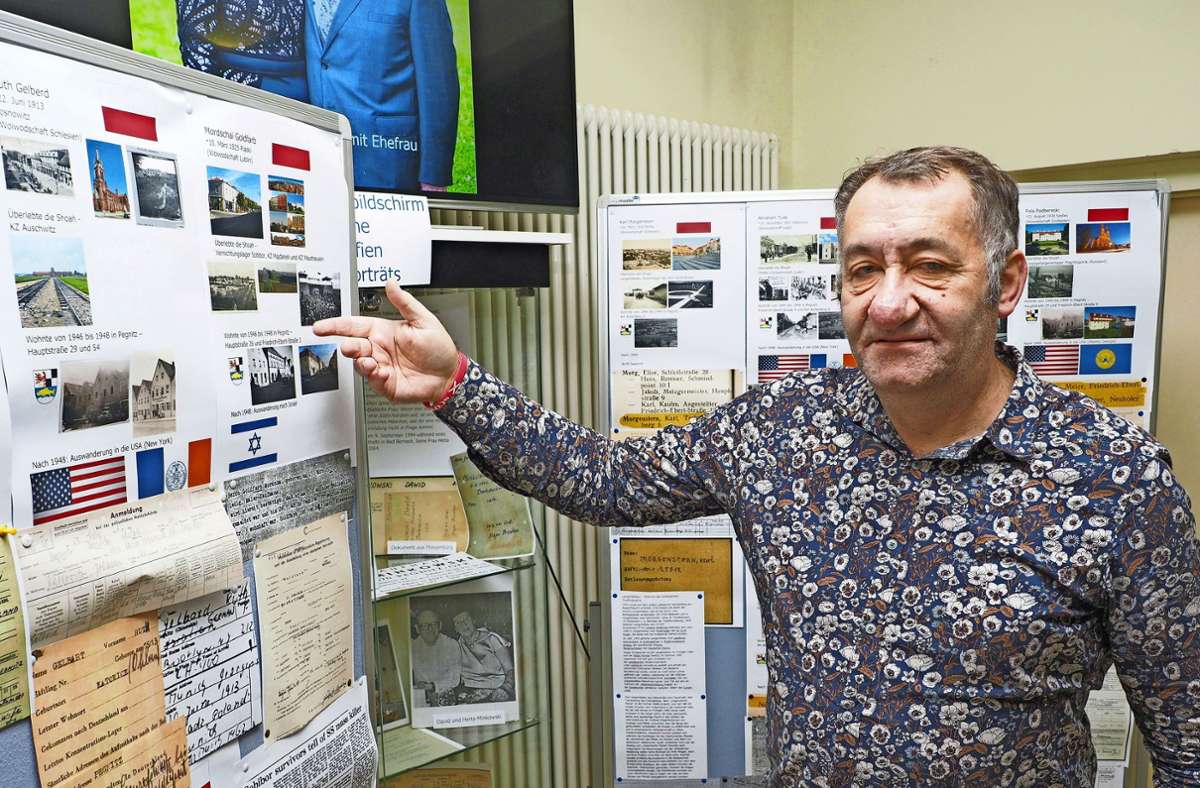 Stadtarchivar Andreas Bayerlein zeigt Dokumente seiner Forschungen (Foto oben).  Unten  sind Fotos und Dokumente von der  Familie Plawner zu sehen.