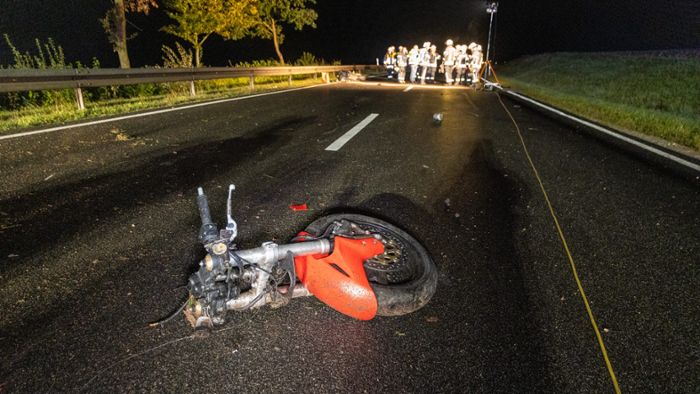 Motorrad bricht auseinander: Fahrer lebensgefährlich verletzt