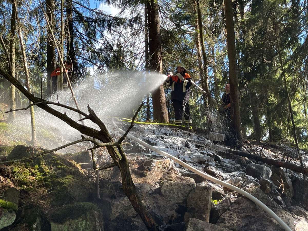 Rund 120 Einsatzkräfte waren beim Waldbrand bei Kirchenlamitz im Einsatz. Sie wurden bei den Löscharbeiten von mehreren Bauern unterstützt.