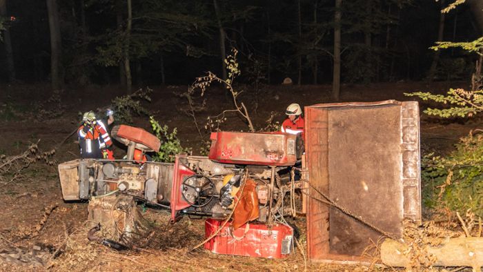Traktor kippt um: 59-Jähriger stirbt bei Forstarbeiten