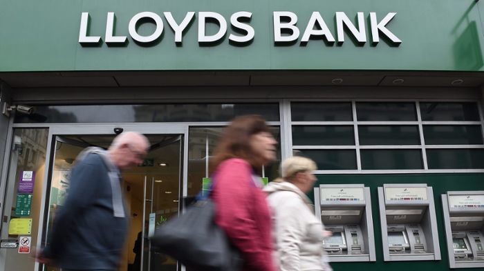 Gewinn britischer Großbank Lloyds sackt ab