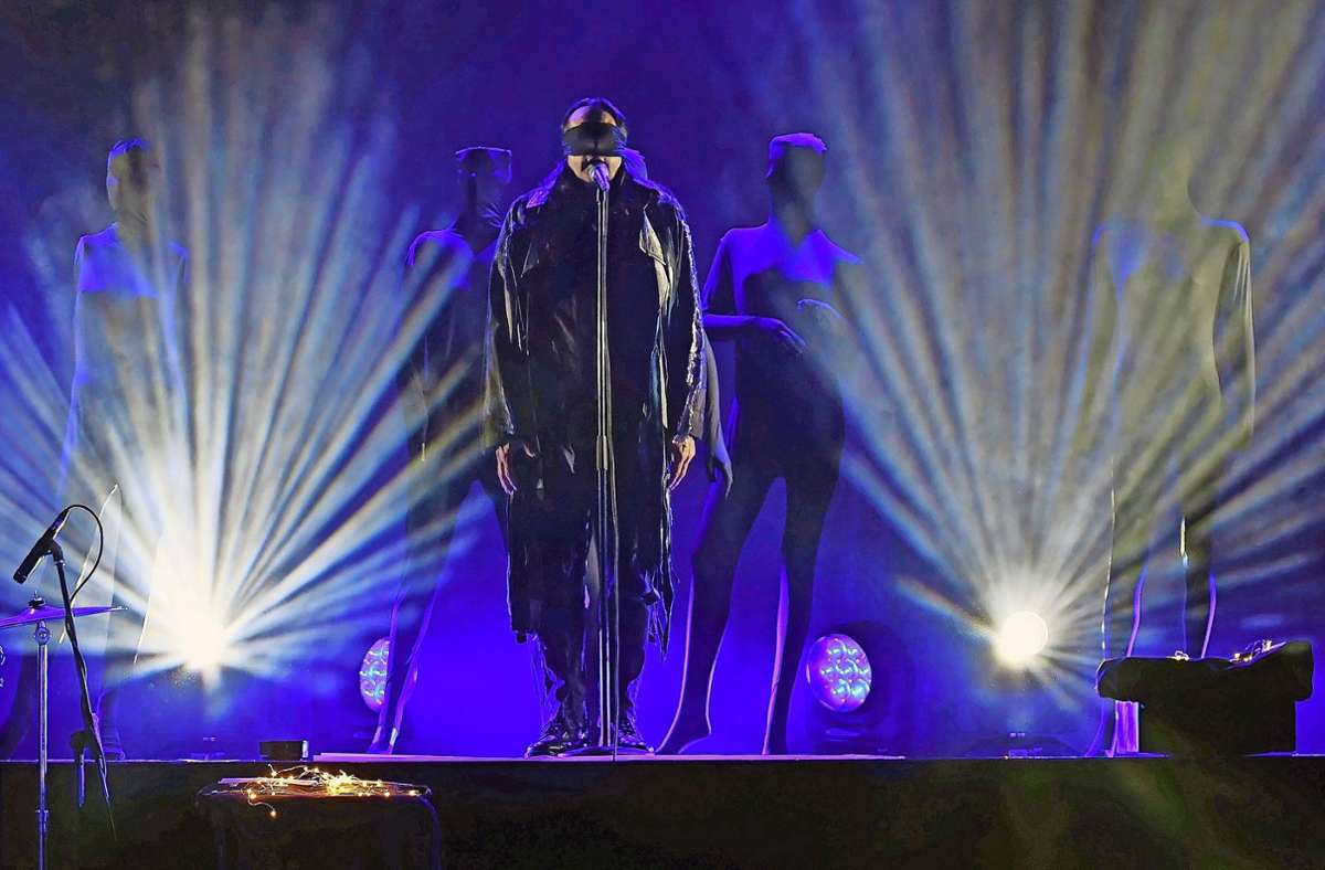 „Bin ich blind“: Bei ersten Song des Abends stand Sänger Oswald Henke mit verbundenen Augen auf der Bühne des Europasaals. Foto: Udo Meixner