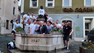 8:0-Sieg des VfB Arzberg : Fußballer und Bürgermeister baden im Brunnen