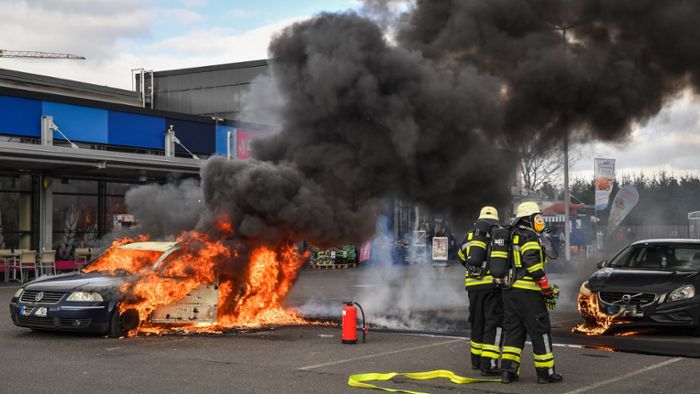 Auf Supermarkt-Parkplatz: Auto steht in hellen Flammen