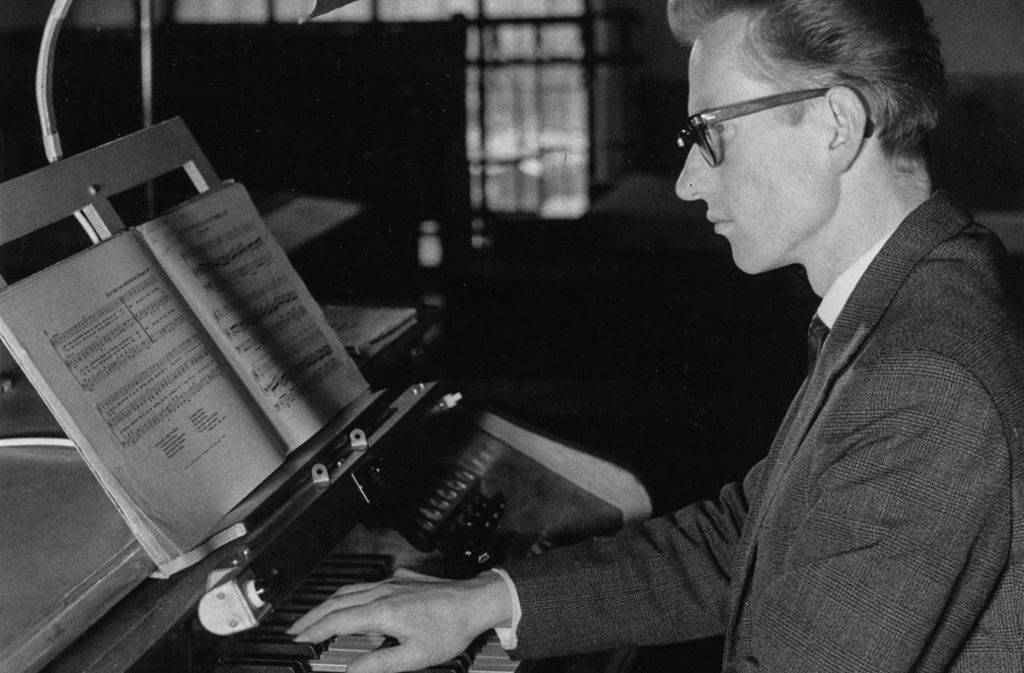 Die gute alte Zeit: Roland Weiss vor 50 Jahren an der Orgel in der Pegnitzer St.-Bartholomäuskirche. Foto: red