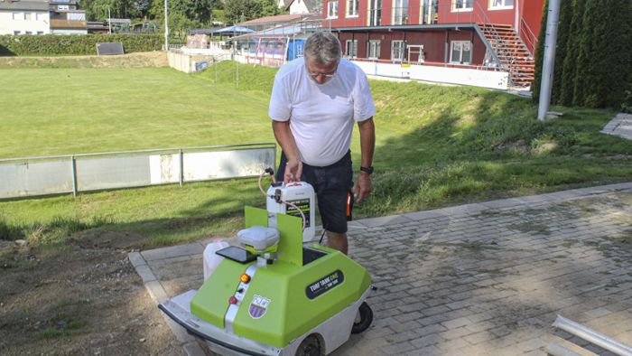Sportverein nutzt innovativen Linienmarkierungsroboter 