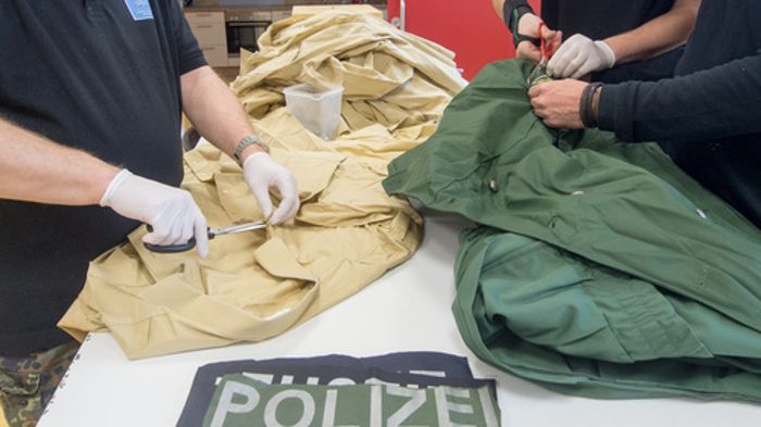 Alte Polizei-Uniformen zu Taschen