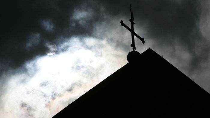 Schwäbischer Priester wegen Strafermittlungen suspendiert