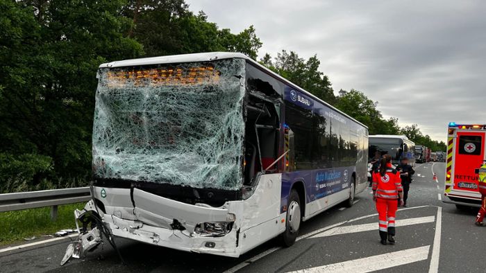 Oberfranken: Crash mit Bus und Kleintransporter: sechs Verletzte