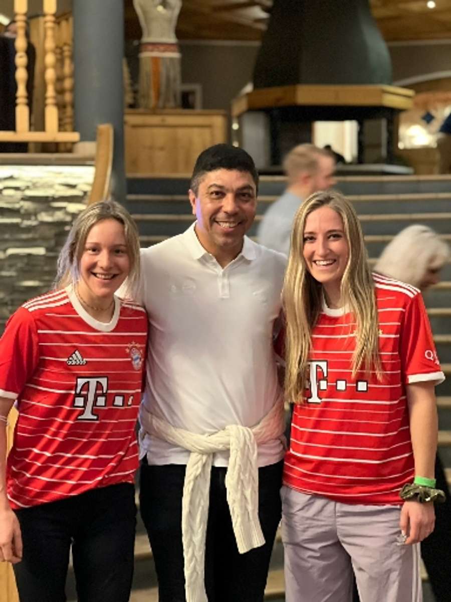 Sophia Schneider und Anna Weidel freuten sich über den Besuch von FC Bayern-Legende Giovane Élber.