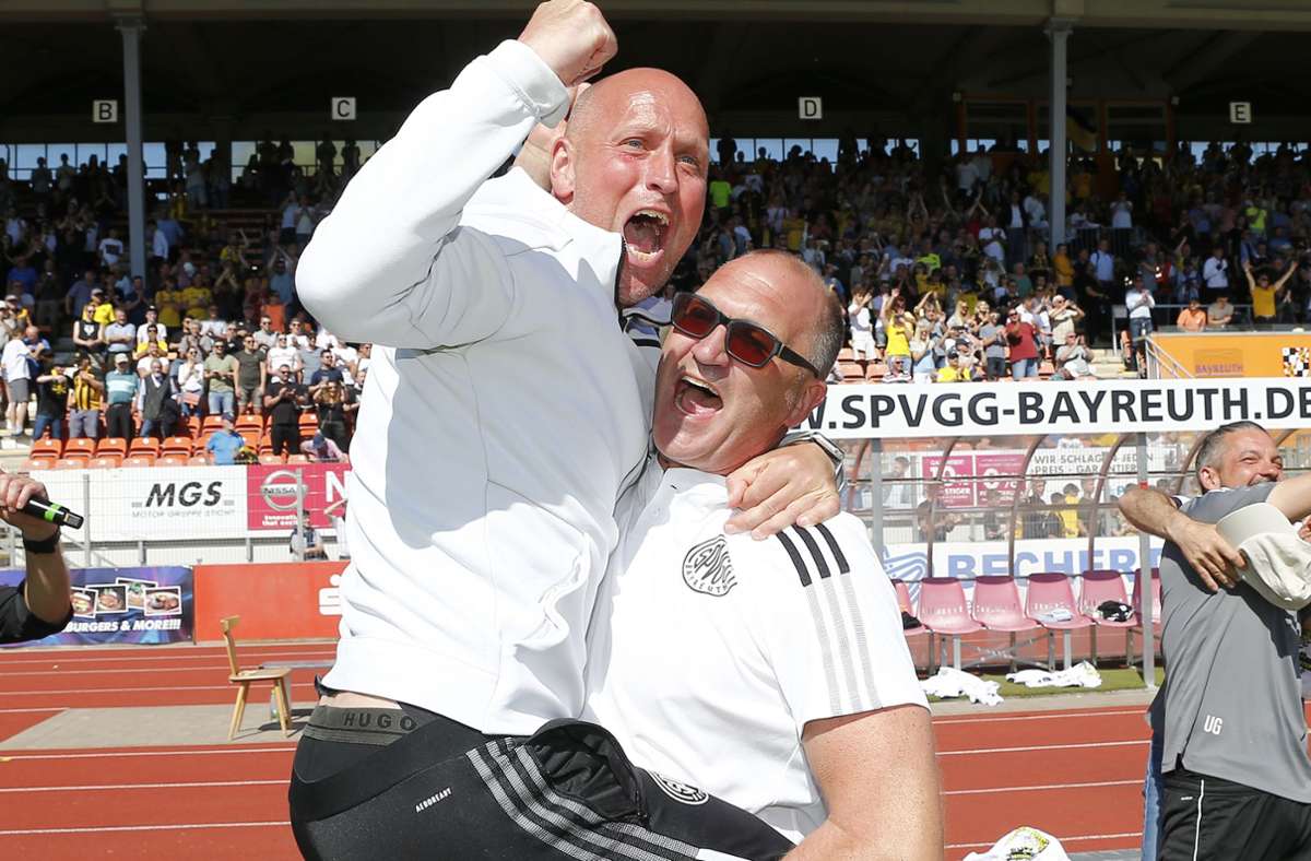 Völlig losgelöst: SpVgg-Trainer Timo Rost (links) und Geschäftsführer Wolfgang Gruber direkt nach dem Schlusspfiff.
