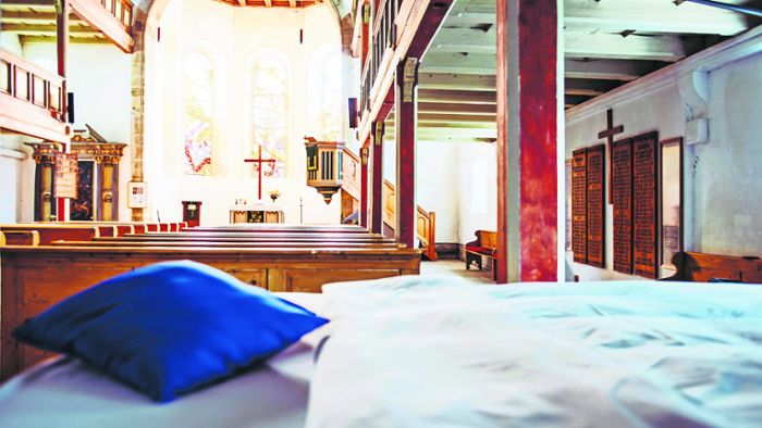 Her(r)bergskirchen laden ein: Ein Bett mit Blick auf den Altar
