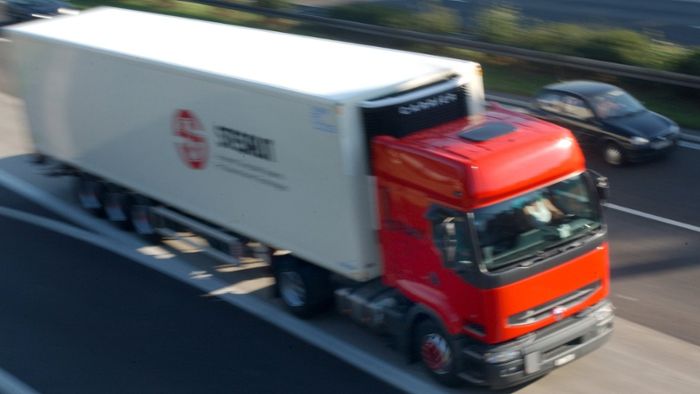 Ein Lastwagen fährt auf einer deutschen Autobahn.