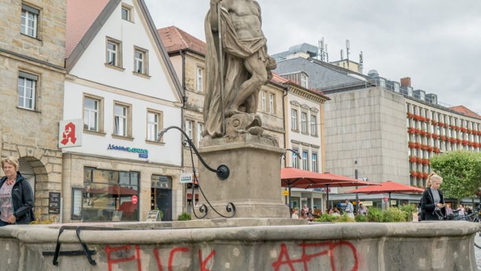 Bayreuth: Unbekannte beschmieren Neptunbrunnen mit AfD-feindlichen Botschaften