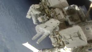 Außeneinsatz im All: US-Astronauten wechseln Batterien aus