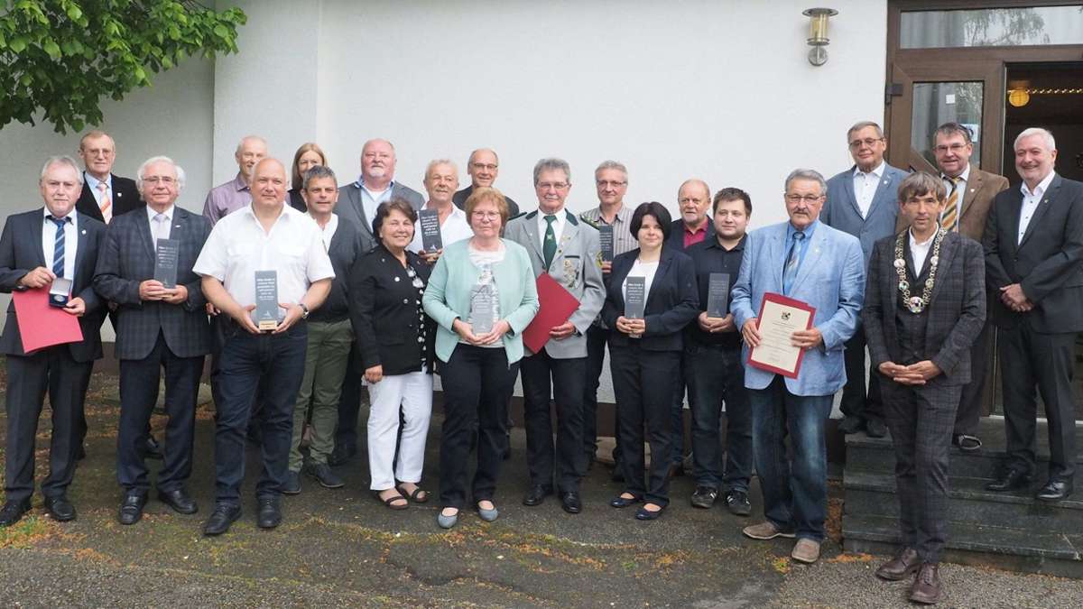 Urkunden, Medaillen und besondere Pokale gab es am Montagabend für zahlreiche Bürger aus den Händen von Bürgermeister Wolfgang Nierhoff (Dritter von rechts) für ihr langjähriges ehrenamtliches Engagement.