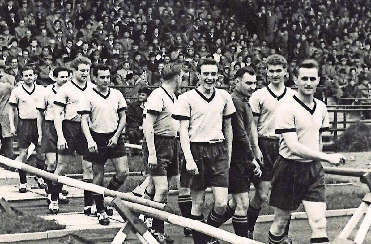 Das zweite Aufstiegsspiel 1959 bei Schwaben Augsburg. Nach dem 2:0-Spiel im Hinspiel führte Spielführer Fritz Semmelmann seine Kameraden selbstbewusst auf das Spielfeld. Ein torloses Unentschieden reichte den Altstädtern zum Aufstieg in die zweite Division.