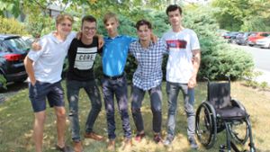 Schüler tragen Rollstuhlfahrer auf den Petersdom