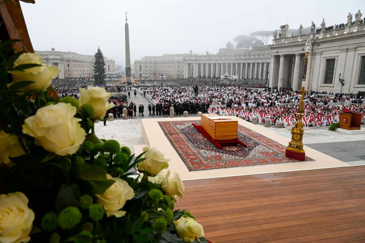 Der Sarg des verstorbenen emeritierten Papstes Benedikt XVI. ist auf dem Petersplatz für eine öffentliche Trauermesse im Vatikan aufgestellt. Der emeritierte Papst Benedikt XVI. starb am 31.12.2022 im Alter von 95 Jahren im Vatikan.