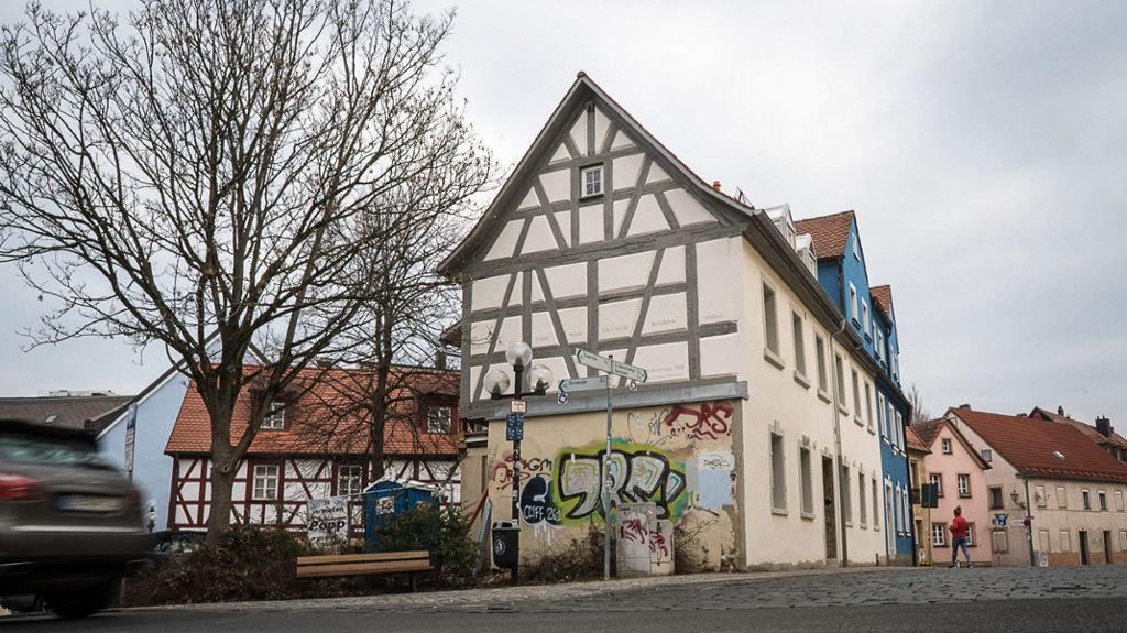Das Eckhaus in der Badstraße lebt wieder auf: Der Nürnberger Architekt Holger Meesmann hat aus einer Ruine ein Schmuckkästchen gemacht. Foto: Eric Waha