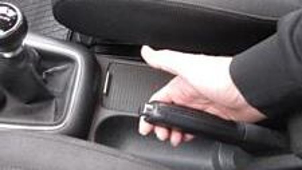 Nahaufnahme Hand drücken Auto Handbremse