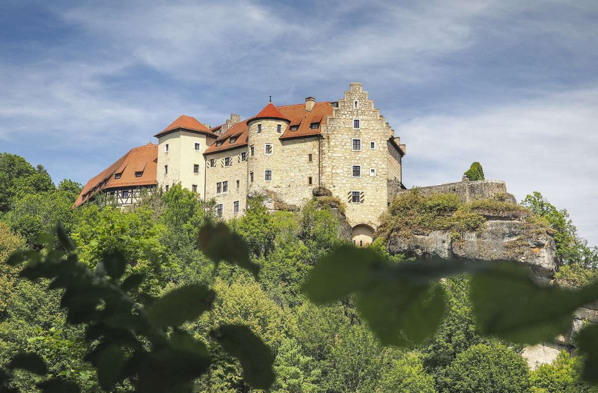 Hoch über dem Ailsbachtal in der Fränkischen Schweiz beeindruckt die Burg Rabenstein.