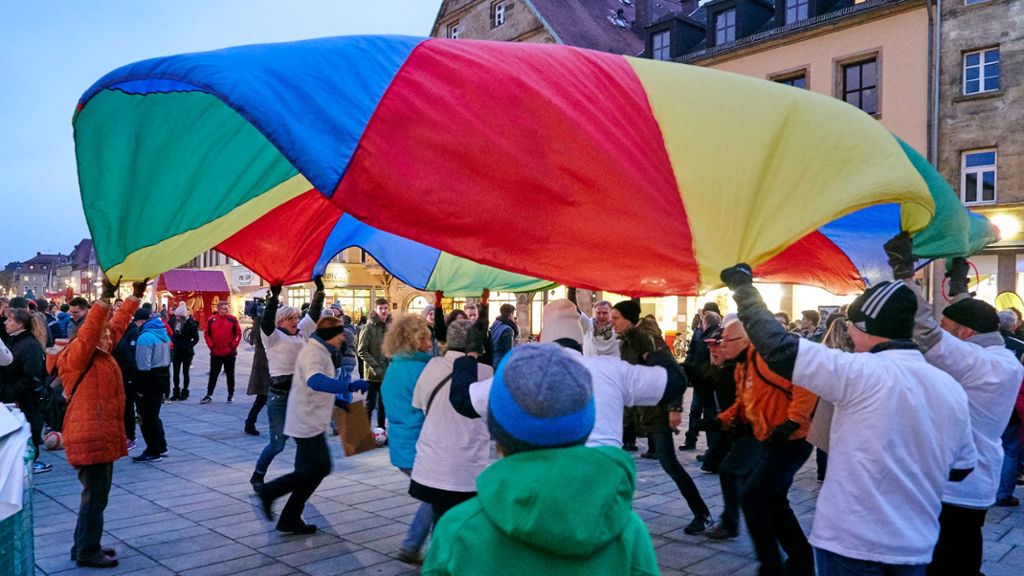 Spielen, reden, Stellung beziehen: Bayreuth: 500 Sportler bei Demo gegen Rassismus