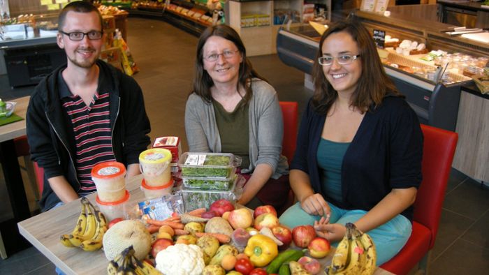 Supermarkt verschenkt Lebensmittel an junge Leute