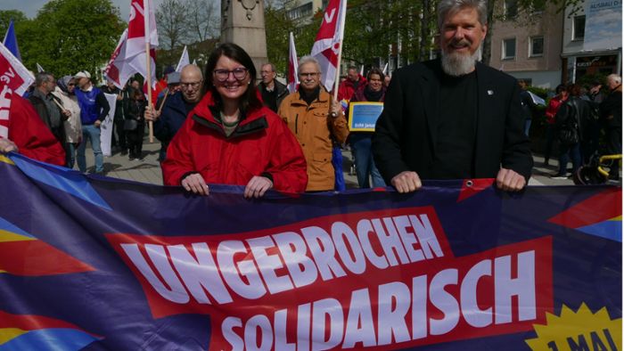 Demo in Bayreuth: Solidarität und rote Rosen am 1. Mai