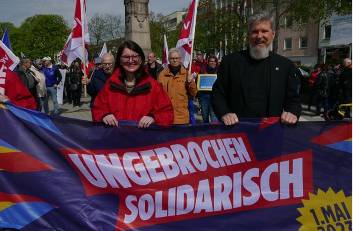 Demo in Bayreuth: Solidarität und rote Rosen am 1. Mai