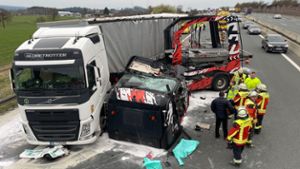 Schwerer Unfall mit zwei Lastwagen 