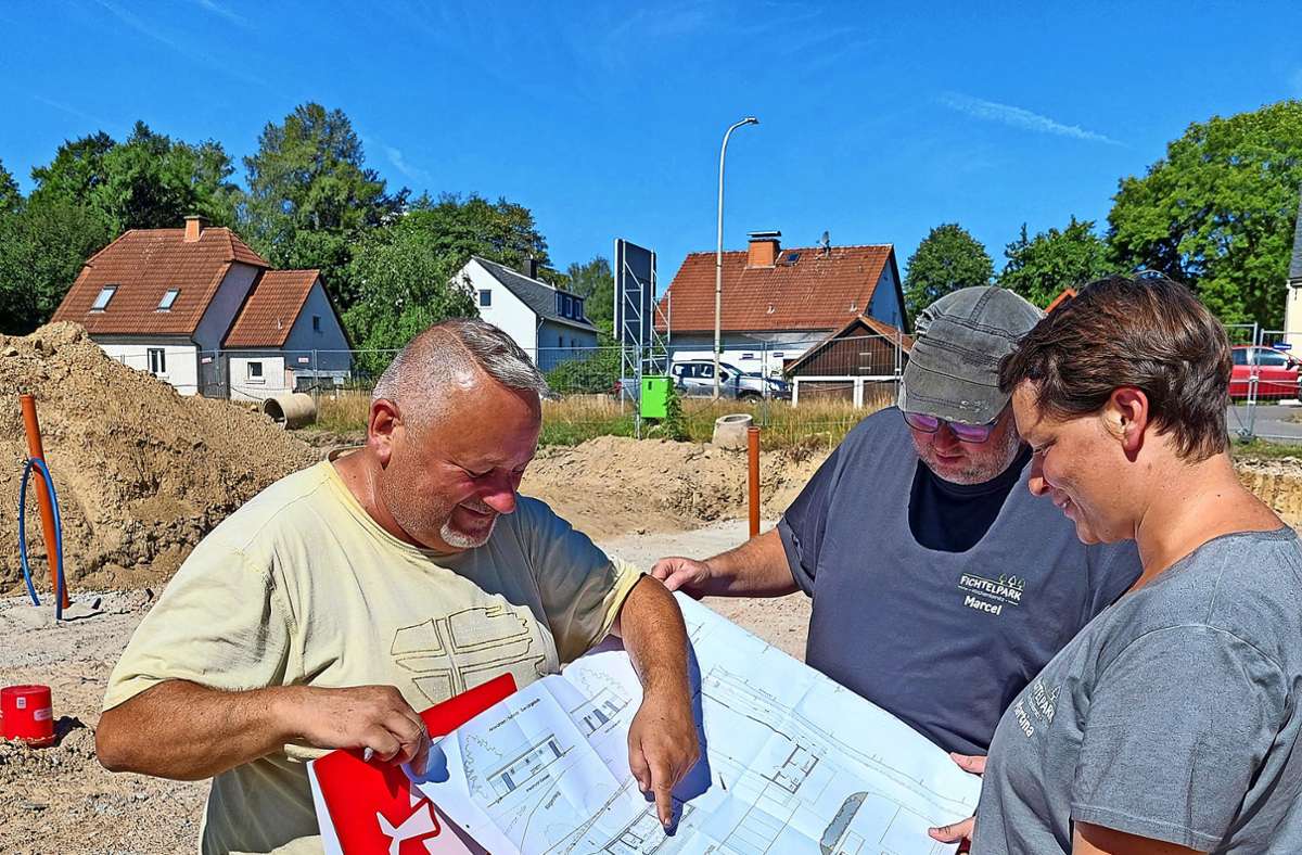 Martina und Marcel Schlenker beraten mit ihrem Bauleiter Thomas Greising (links) die Gestaltung des „Fichtelparks“.