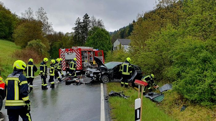 Auto auf Dach im Graben: Schwerer Unfall zwischen Guttenberg und Untersteinach