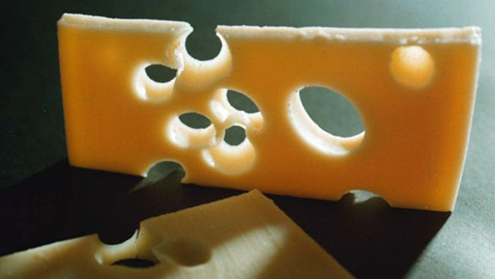 Leichenfinger im Käse als makabrer Scherz
