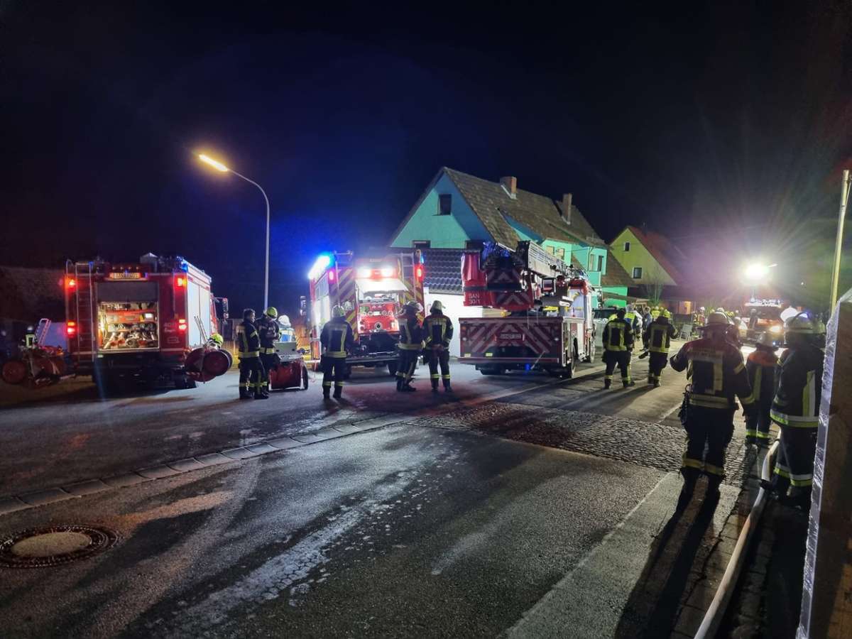 Zahlreiche Feuerwehrleute waren am Freitagabend bei einem Brand im Einsatz. Eine der Hausbewohnerinnen wurde dabei schwer verletzt.