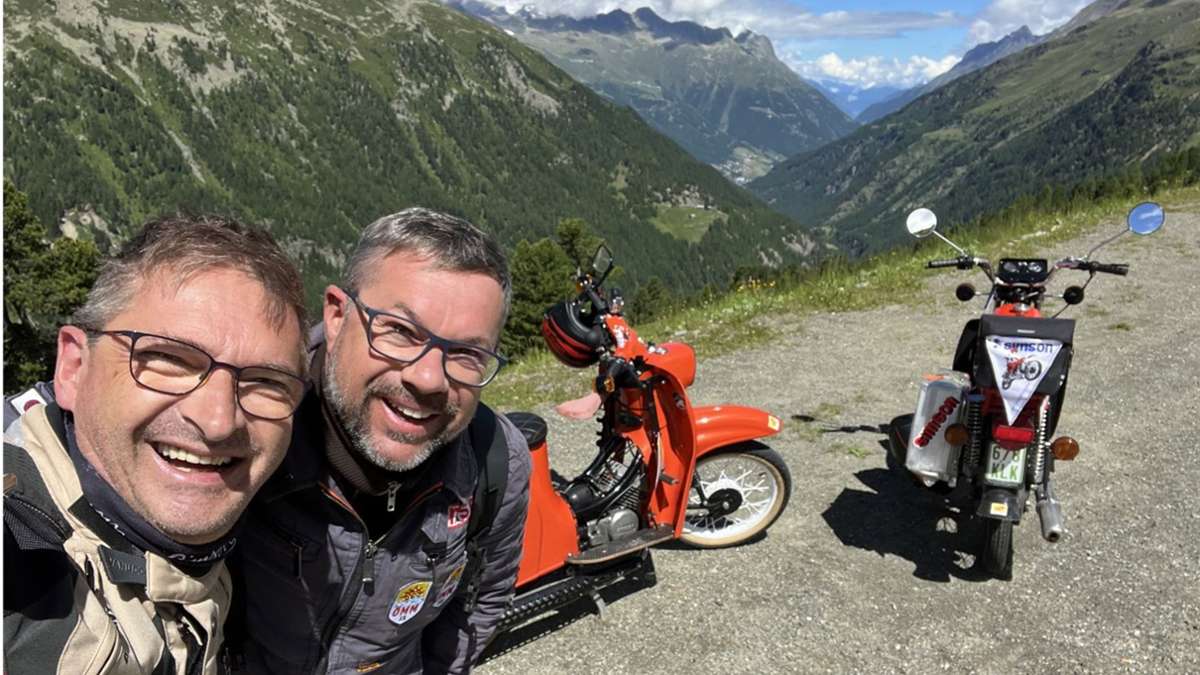 Zwei Männer und ihre Maschinen: Thorsten Orban und David Hemmann  beim Mopedmarathon den österreichischen Alpen.