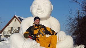 Ein Riesenbaby aus Schnee für die Enkelin