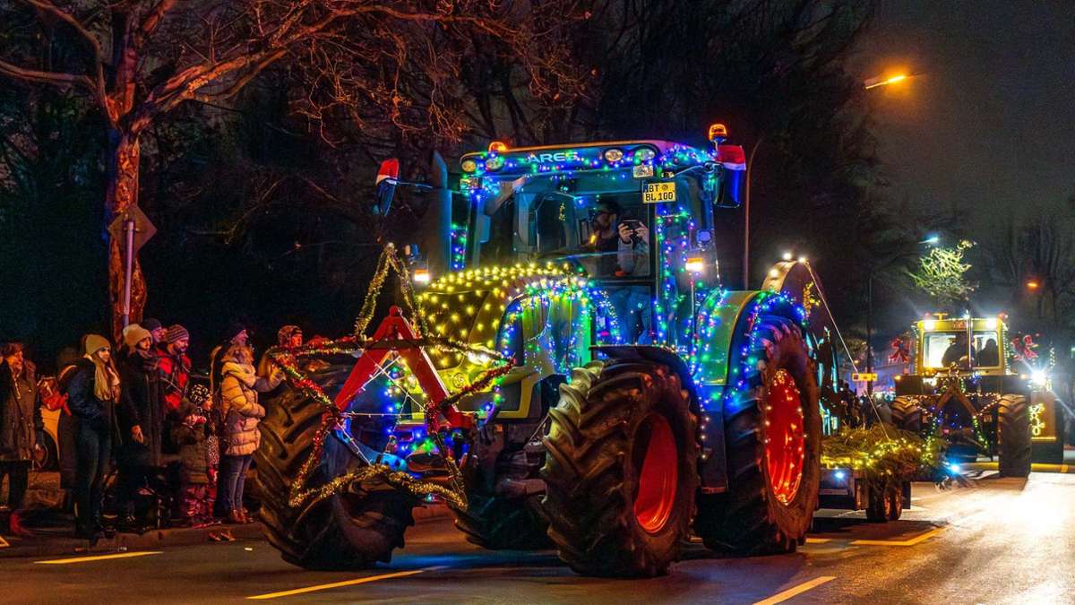 Weihnachtlich geschmückte Traktoren.