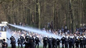 Polizei geht gegen tausende Teilnehmer vor