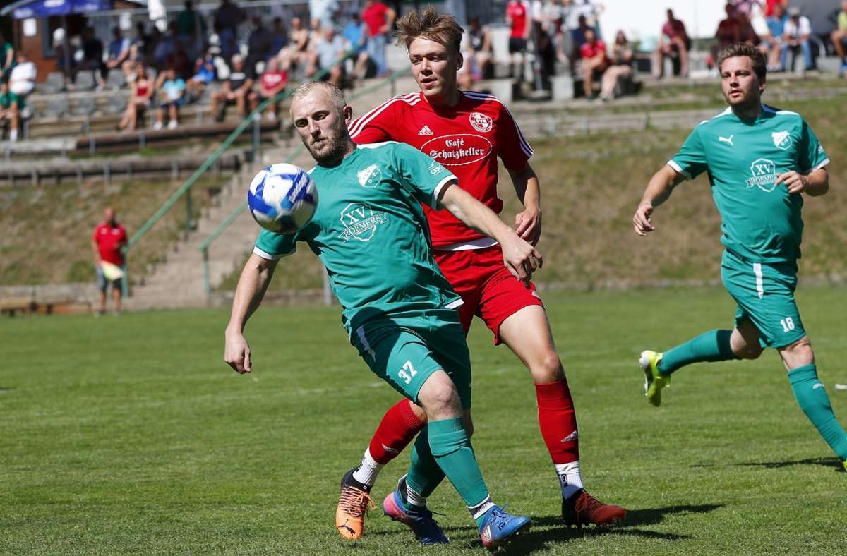 Etwas näher am Ball als die Röhrenhofer war oft der TSV Donndorf. So kam das Team um Alexander Kimel (links) gegen Max Wolfrum (in rot) und Co. zum 3:1-Sieg.