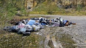 Illegaler Müll in Steinbruch