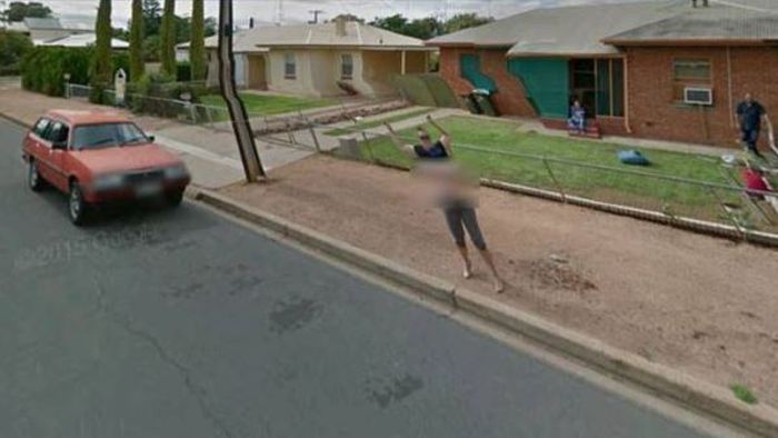 Australierin nach Bild mit blankem Busen auf Google Earth Internet-Star